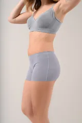 Short gris de microfibra sin costuras con terminaciones láser.