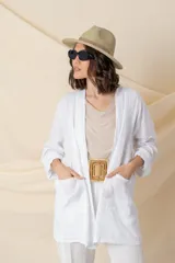 Blazer italiano de lino blanco, corte suelto, con bolsillos delanteros y cierre con un botón. Diseño oversize.