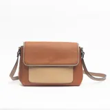 Bandolera de cuero sintético en tonos marrón y beige, con solapa frontal, bolsillo exterior y correa ajustable.
