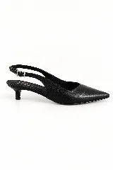 Zapato destalonado Suki de cuero vacuno negro, con taco fino bajo, punta fina y tira ajustable con hebilla en el talón.