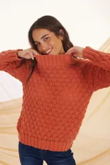 Sweater de punto color verde con textura calada.