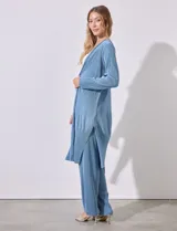Conjunto de cardigan largo y pantalón palazzo plisado color celeste.