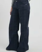 Pantalon de corte recto y tiro medio, confeccionado en tela con estampado de cuadros en tonos azul marino y negro. Presenta cierre frontal con botón metálico, bolsillos laterales y traseros.