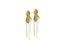 Aretes colgantes de acero con baño de oro, compuestos por dos formas romboidales conectadas y múltiples cadenas finas colgantes.