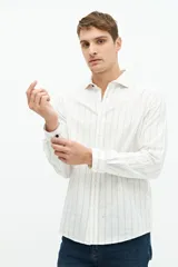 Camisa de manga larga de lino y algodón, color blanco con rayas verticales en tonos gris y beige. Presenta un corte semi slim y un pequeño logo bordado en el pecho.