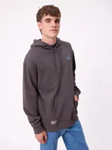 Canguro gris claro con capucha y estampado trasero en azul. El estampado incluye el texto "Spirit League Rusty Team" y una ilustración de una camioneta con animales y tablas de surf.