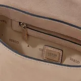 Cartera tipo bandolera Guess modelo Danya, color beige, con diseño estructurado, solapa frontal con logo metálico triangular y correa ajustable y desmontable.