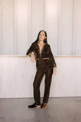 Pantalón de terciopelo marrón, de corte recto.