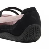 Zapato tipo ballerina Puma Speedcat Ballet SD, confeccionado en gamuza negra con detalles en rosado. Presenta tiras elásticas cruzadas sobre el empeine, logo de la marca bordado en la puntera y suela de goma de perfil bajo.