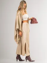 Falda midi negra de tela satinada, con cintura elástica y tajos laterales.