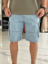 Bermuda cargo de jean color beige, con bolsillos laterales con solapa en las piernas y corte holgado.