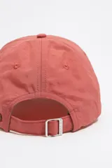 Gorra color beige con visera curva y logo de la marca bordado en el frente.