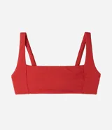 Top de bikini de microfibra color rojo, con diseño tipo remera, escote recto y breteles anchos fijos. Cuenta con acabado texturizado y costuras delanteras.