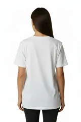 Remera blanca de algodón con cuello redondo y manga corta, presenta un estampado central de un cassette con auriculares y la frase 'everything I couldn't tell you'.