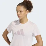 Remera de entrenamiento Adidas con tecnología AEROREADY de absorción de humedad. Presenta cuello redondo, mangas cortas y el logo de la marca estampado en el frente. Cuenta con diseño FreeLift para mayor libertad de movimiento y espalda en malla para mayor ventilación.