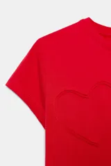 Camiseta roja de manga corta y cuello redondo, con un diseño de corazones en relieve o pespunte a tono en el frente.