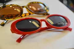 Lentes de sol con montura redonda de acetato en colores rojo, carey y negro. Cuentan con protección UV 400 y están habilitados por el Ministerio de Salud Pública.