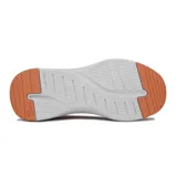 Championes deportivos Diadora modelo Adriatic, color blanco con detalles en naranja vibrante. Presentan un diseño de tejido de punto (knit) sin costuras, cordones blancos y una suela gruesa con amortiguación texturizada en blanco y naranja. El logo de Diadora en naranja se encuentra en el lateral.