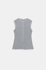 Top tipo chaleco confeccionado en hilatura con viscosa, con diseño de rayas horizontales en blanco y azul marino. Presenta cuello redondo, manga sisa y cierre frontal con botones.