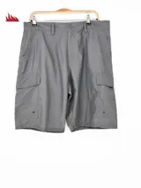 Bermuda cargo de color gris oscuro, con bolsillos laterales con solapa y cierre de botón frontal.