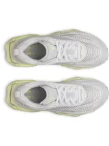 Championes de running Under Armour modelo Halo Racer, color blanco con detalles en amarillo pálido. Presentan una parte superior de malla transpirable, amortiguación UA HOVR+ para retorno de energía y una suela de goma duradera con diseño ergonómico.