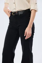 Pantalón de jean wide leg de algodón con elastano, color celeste, de tiro alto y corte amplio con bolsillos traseros.