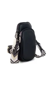 Bandolera compacta color rojo con textura de cuero, correa regulable y desmontable con diseño de rayas rojas y blancas. Cuenta con bolsillos frontales y cierre, interior forrado en tela.