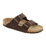 Sandalia Birkenstock modelo Arizona de cuero aceitado color marrón, con diseño de dos correas ajustables con hebillas metálicas y plantilla anatómica de corcho.