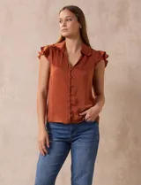 Camisa azul marino de satén, marca Alex & Lili. Cuello con solapa y escote en V. Apertura central con botones y sisas con volados.