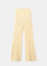 Pantalón largo de punto en color amarillo, con diseño wide leg y forro interior, cintura ajustable con goma.