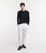 Suéter masculino de cuello redondo y manga larga, confeccionado en tejido de punto liso. Presenta un diseño básico y versátil, ideal para uso diario.