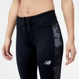 Calza larga de running negra, con logo de New Balance estampado en blanco en la pierna izquierda y detalle de estampado camuflado en gris en la parte inferior de la pierna derecha.