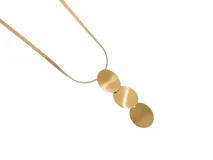 Collar de acero con baño de oro, tipo serpiente o espiga, con tres dijes circulares planos y texturizados colgando en línea vertical.