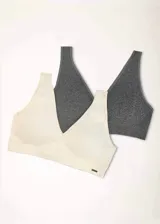 Pack de dos soutiens modelo top, sin aro, con copas removibles, breteles anchos y confeccionados en microfibra. Incluye un soutien color crudo y otro color gris jaspeado.