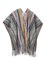 Capa o poncho de tejido de punto con diseño de zigzag multicolor, con cuello en V y flecos largos en el borde inferior.