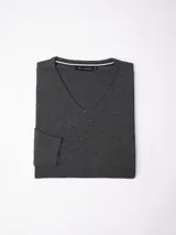 Buzo de algodón color gris oscuro, con escote en V, mangas largas y puños acanalados.