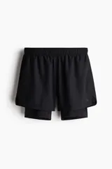 Short deportivo negro de doble capa con calza interior. Confeccionado en tejido funcional DryMove™ que ayuda a absorber el sudor. Cuenta con cintura elástica con cordón de ajuste oculto, bolsillos laterales y abertura en el bajo. La calza interior tiene un bolsillo abierto en una pierna.
