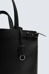 Bolso shopper de piel con acabado abatanado, compartimento principal con cierre de cremallera, bolsillo interior con cierre, doble asa de mano y doble asa de hombro, incluye detalle de llavero.