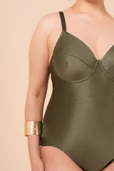 Malla entera color verde militar con textura acanalada, aro de soporte en el busto, breteles regulables y espalda abierta con nudo ajustable.