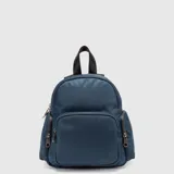 Mochila Bubba modelo Victoria, color azul, con diseño funcional de múltiples bolsillos con cierre metálico, asa superior y correas ajustables. Presenta detalles en cuero vegano y logo de la marca grabado en el frente.