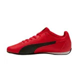 Championes Puma modelo Catch, de diseño deportivo en color rojo con detalles en negro, incluyendo la franja característica de la marca en el lateral y el logo en la puntera.