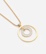 Collar largo de metal dorado con cadena tubular y dije colgante compuesto por dos círculos concéntricos, el exterior liso y el interior con acabado brillante plateado.
