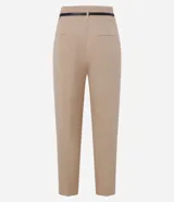 Pantalón de sastrería corte carrot, color tostado, con cintura alta, pinzas frontales y cierre de cinturón fino con hebilla metálica.