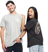 Remera gris con estampa amarilla en el pecho con la leyenda "La Vela Puerca".