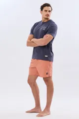 Short de baño liso color coral, confeccionado en tela flexible elastizada, con diseño versátil para uso dentro y fuera del agua.