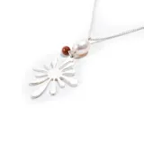 Collar plateado con cadena fina y colgante con forma de mancha, perla de río y cuenta marrón.