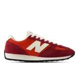 Championes New Balance modelo 471, de diseño inspirado en el running de los años 70. Presentan una combinación de colores rojo y bordó, con el logo 'N' en color crema. Confeccionados con capas de ante y empeine de malla transpirable, cuentan con entresuela de EVA de perfil bajo y suela de goma con diseño de espiga.
