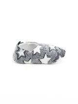 Pantuflas de peluche con diseño de estampado animal print en tonos beige y blanco, con interior forrado y tirador en el talón.