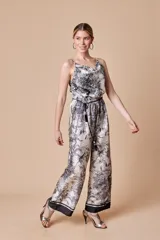 Top italiano de satén de seda estampado con motivos florales en blanco y negro, breteles finos y escote en V.