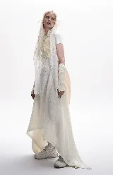 Jumper largo color crudo con tiradores ajustables con botones metálicos y aberturas laterales hasta la cintura.